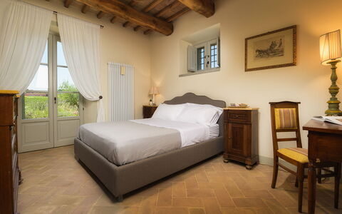 Villa Flaminia 8+2 -: Möbel, Wand, Bett, Interior Design, Schlafzimmer, Flooring, Fussboden, Zuhause, Bedding, Bettrahmen