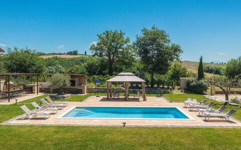 Villa Flaminia 8+2 -: Schwimmbad, Resort, Gartenmöbel, Garten, Estate, Landscaping, Eco Hotel, Hinterhof, Regenschirm, Schatten