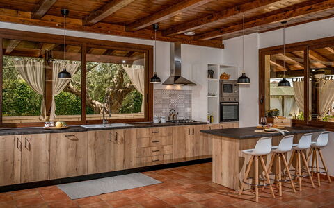 Villa Cutrera 8: Küche, Möbel, Holz, Flooring, Interior Design, Cabinetry, Countertop, Decke, Fussboden, Holzboden