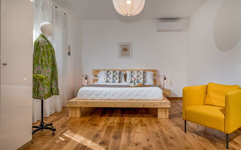 Villa Cutrera 8: Möbel, Interior Design, Flooring, Fussboden, Bett, Wand, Schlafzimmer, Holzboden, Holz, Zimmer
