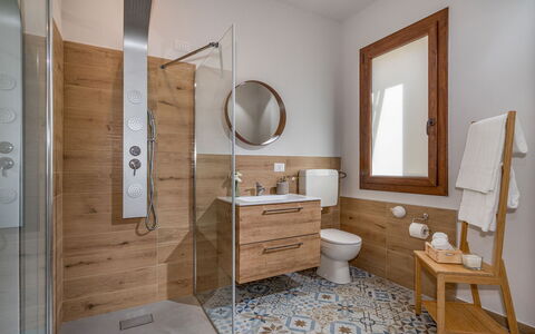 Villa Cutrera 8: Armatur, Flooring, Badezimmer, Fussboden, Interior Design, Sinken, Badezimmerschrank, Bad Sink, Zapfhahn, Installation