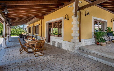 Villa Cutrera 8: Holz, Zuhause, Tür, Veranda, Möbel, Schatten, Hütte, Stuhl, Estate, Flagstone
