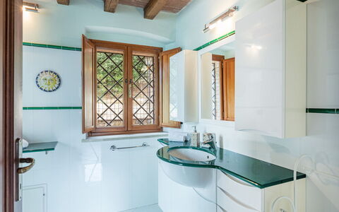 Podere Montioni 6+2: Armatur, Interior Design, Zapfhahn, Installation, Sinken, Zuhause, Badezimmer, Flooring, Glas, Countertop