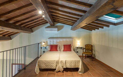 Podere Montioni 6+2: Möbel, Interior Design, Decke, Flooring, Schlafzimmer, Fussboden, Zimmer, Bett, Beleuchtung, Bettrahmen