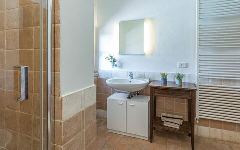 Casa Eusebia 8+2: Flooring, Wand, Interior Design, Fussboden, Badezimmer, Decke, Armatur, Bad Sink, Beleuchtung, Zimmer