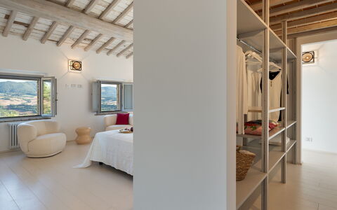 Villa Il Pozzo 14: Möbel, Interior Design, Wand, Flooring, Fussboden, Decke, Holz, Bett, Schlafzimmer, Zimmer