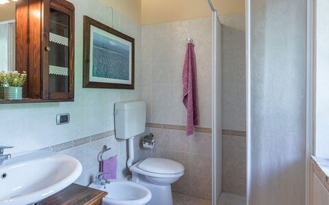 Dimora Alessandra 4: Flooring, Fussboden, Interior Design, Armatur, Bad Sink, Sinken, Badezimmer, Zimmer, Möbel, Zapfhahn