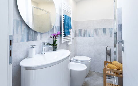 La Villa in Pineta 10: Toilleten Sitz, Toilette, Interior Design, Armatur, Badezimmer, Flooring, Fussboden, Installation, Fliese
