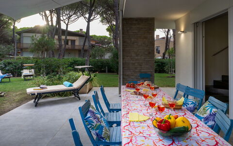 La Villa in Pineta 10: Möbel, Gartenmöbel, Stuhl, Schatten, Garten, Freizeit, Hinterhof, Tisch Im Freien, Garten, Resort