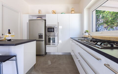 Villa Calypso 8: Küchengerät, Küche, Countertop, Interior Design, Major Appliance, Cabinetry, Möbel, Flooring, Haushaltsgerät, Holz