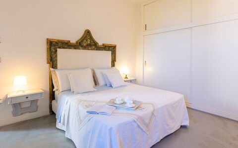 Villa Calypso 8: Schlafzimmer, Interior Design, Bett, Bettdecke, Bedding, Fussboden, Möbel, Flooring, Zimmer, Bettrahmen