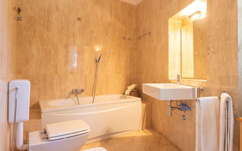 Villa Calypso 8: Flooring, Armatur, Wand, Fussboden, Badezimmer, Interior Design, Zapfhahn, Sinken, Bad Sink, Zimmer