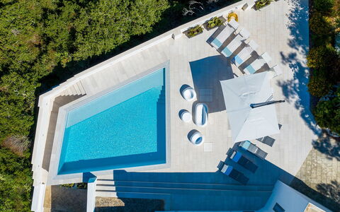 Villa Calypso 8: Blau, Schwimmbad, Verbundwerkstoff, Resort, Schatten, Gartenmöbel, Eco Hotel, Sonnenliege, Landscaping, Hotel