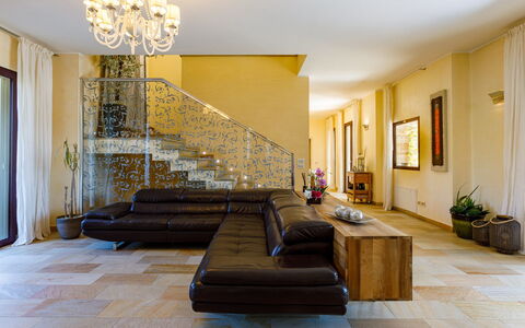 Villa Alais 8: Interior Design, Möbel, Flooring, Fussboden, Couch, Wand, Holz, Wohnzimmer, Decke, Holzboden