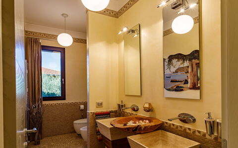 Villa Alais 8: Bad Sink, Interior Design, Armatur, Badezimmer, Wand, Sinken, Spiegel, Flooring, Decke, Zapfhahn