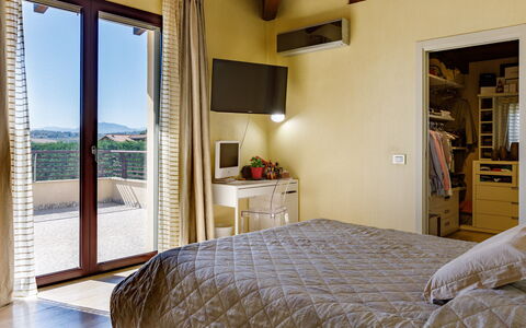Villa Alais 8: Möbel, Wand, Interior Design, Bett, Schlafzimmer, Flooring, Fussboden, Zimmer, Decke, Zuhause