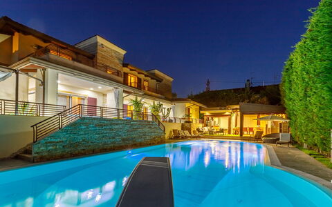 Villa Alais 8: Blau, Schwimmbad, Nacht, Wohngebiet, Resort, Beleuchtung, Zuhause, Elektrizität, Eco Hotel, Landschaft Beleuchtung