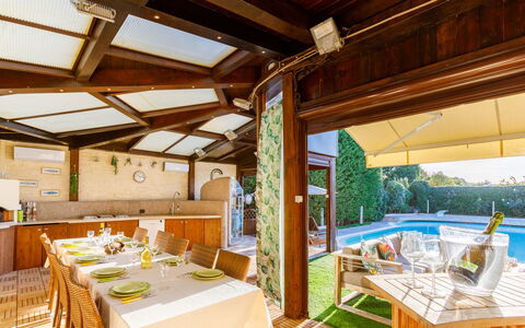 Villa Alais 8: Holz, Flooring, Fussboden, Interior Design, Resort, Möbel, Schwimmbad, Holzbeize, Decke, Eco Hotel