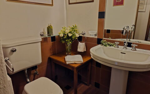 Scandelaia 12: Bad Sink, Interior Design, Armatur, Sinken, Badezimmer, Flooring, Beleuchtung, Möbel, Fussboden, Installation