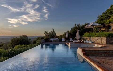 Scandelaia 12: Schwimmbad, Estate, Eco Hotel, Villa, Landscaping, Ferienort, Water Feature, Grat, Resort, Abend