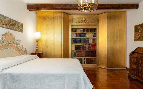 Villa Binetti 7: Möbel, Wand, Schlafzimmer, Interior Design, Bett, Holz, Flooring, Fussboden, Gelb, Bettdecke