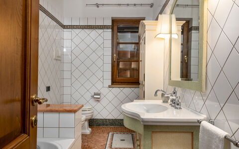 Villa Binetti 7: Interior Design, Flooring, Armatur, Bad Sink, Badezimmer, Fussboden, Decke, Sinken, Zapfhahn, Installation
