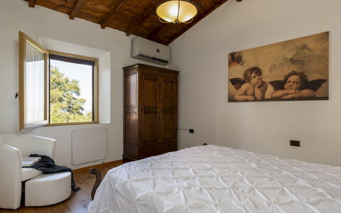 Villa Bel Panorama 8: Bett, Schlafzimmer, Bedding, Interior Design, Bettdecke, Wand, Möbel, Holz, Linens, Decke