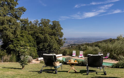 Villa Bel Panorama 8: Landschaft, Möbel, Gartenmöbel, Grundstueck, Stuhl, Freizeit, Wiese, Rasen, Klappstuhl, Tisch Im Freien