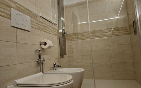 Villa Bel Panorama 8: Badezimmer, Armatur, Flooring, Wand, Sinken, Bad Sink, Toilleten Sitz, Fussboden, Toilette, Interior Design