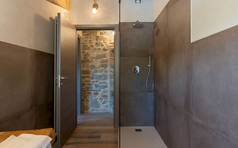 Villa Carlotta 8: Wand, Flooring, Fussboden, Armatur, Interior Design, Badezimmer, Braun, Installation, Decke, Verbundwerkstoff
