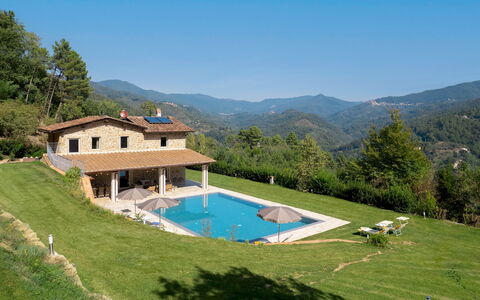 Villa Carlotta 8: Schwimmbad, Haus, Hügel, Freizeit, Gebirge, Zuhause, Bauernhaus, Resort, Eco Hotel, Bergstation
