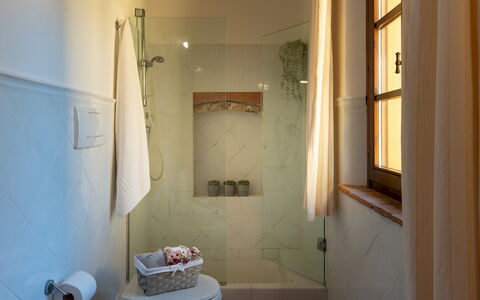 Villa Montefalconi 11: Wand, Interior Design, Flooring, Badezimmer, Fussboden, Armatur, Beleuchtung, Decke, Installation, Zimmer