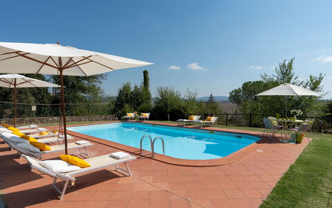 Villa Montefalconi 11: Schwimmbad, Möbel, Resort, Gartenmöbel, Sonnenliege, Eco Hotel, Stuhl, Regenschirm, Schatten, Hotel