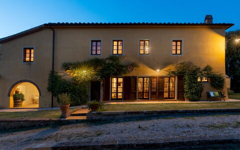 Villa Montefalconi 11: Wand, Zuhause, Fassade, Haus, Die Architektur, Estate, Tür, Hütte, Garten, Bauernhaus