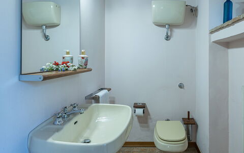 Casale le Querce di Cetona 8: Badezimmer, Bad Sink, Armatur, Sinken, Zapfhahn, Installation, Interior Design, Spiegel, Flooring, Fussboden