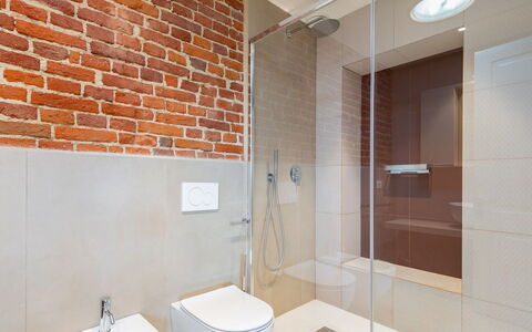 Villa Boemia 10: Wand, Armatur, Flooring, Backstein, Badezimmer, Fussboden, Braun, Interior Design, Installation, Zapfhahn