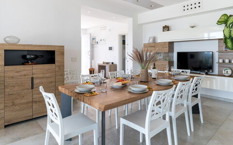 Villa i Chiani 8: Möbel, Interior Design, Tabelle, Flooring, Stuhl, Holz, Küche & Esszimmer Tisch, Esszimmer, Fussboden, Zimmer