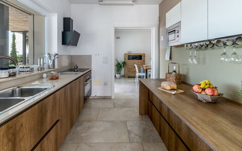 Villa i Chiani 8: Küche, Countertop, Interior Design, Cabinetry, Flooring, Holz, Möbel, Fussboden, Küchengerät, Sinken