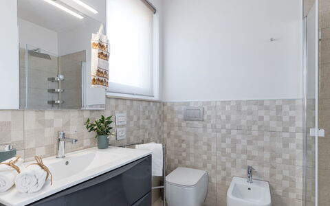 Villa i Chiani 8: Flooring, Badezimmer, Armatur, Interior Design, Fussboden, Wand, Sinken, Bad Sink, Toilette, Badezimmerschrank