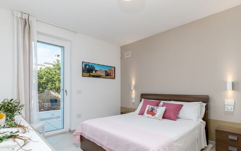 Villa i Chiani 8: Möbel, Interior Design, Flooring, Holz, Bett, Schlafzimmer, Fussboden, Decke, Textil, Zimmer