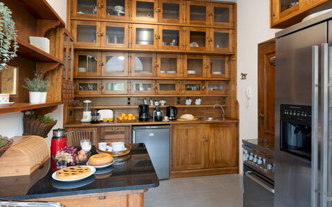Villa Manganelli 12: Möbel, Regal, Cabinetry, Regale, Küche, Interior Design, Holz, Schrank, Countertop, Flooring