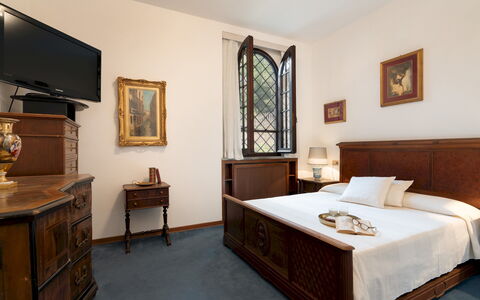 Villa Manganelli 12: Möbel, Interior Design, Holz, Schlafzimmer, Flooring, Bett, Bilderrahmen, Beleuchtung, Schublade, Zimmer