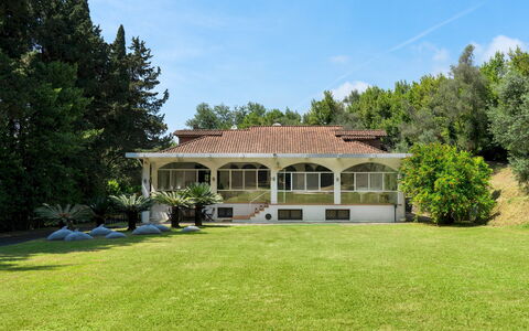 Villa Manganelli 12: Dach, Haus, Zuhause, Wohngebiet, Estate, Bauernhaus, Hütte, Garten, Rasen