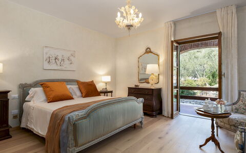 Villa Adisa 8: Möbel, Interior Design, Schlafzimmer, Bett, Decke, Zimmer, Beleuchtung, Flooring, Zuhause, Textil