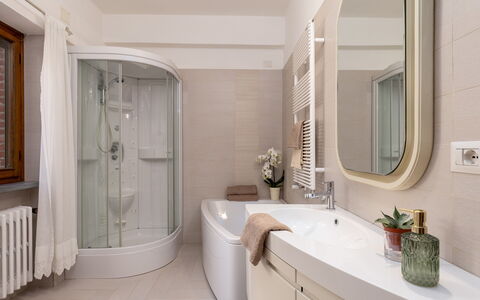 Villa Adisa 8: Badezimmer, Interior Design, Armatur, Flooring, Wand, Fussboden, Badewanne, Zuhause, Bad Sink, Zapfhahn