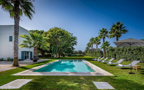 Casavento Puzziteddu 6: Blau, Baum, Schwimmbad, Resort, Estate, Rasen, Garten, Landscaping, Eco Hotel