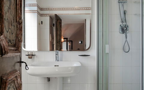 Torre Grimaldi 2+2: Badezimmer, Armatur, Interior Design, Bad Sink, Zapfhahn, Installation, Zimmer, Spiegel, Fussboden, Flooring