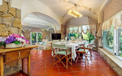 Villa Stella 6: Möbel, Interior Design, Tabelle, Decke, Stuhl, Küche & Esszimmer Tisch, Esszimmer, Zimmer, Linens, Zimmerpflanze