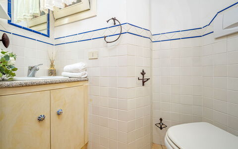 Villa Stella 6: Badezimmer, Armatur, Flooring, Fussboden, Interior Design, Installation, Toilette, Fliese, Zapfhahn, Handtuch