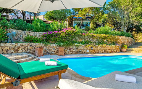 Villa Stella 6: Blau, Schwimmbad, Resort, Gartenmöbel, Regenschirm, Freizeit, Eco Hotel, Sonnenliege, Garten, Landscaping